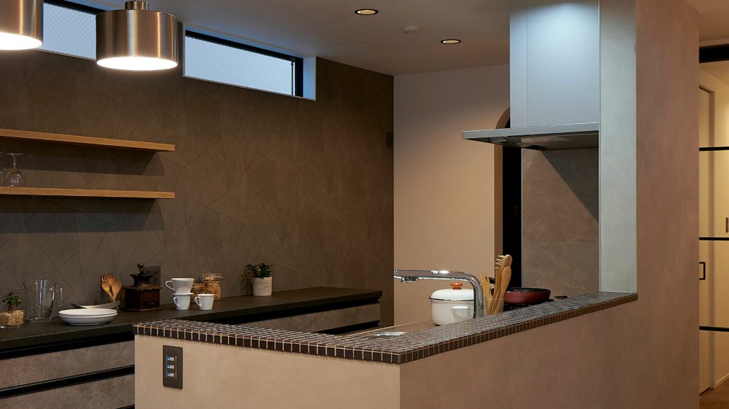 ファインモルタルを使用した戸建て住宅の内装 キッチンカウンターの腰壁